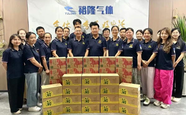 炎炎暑熱送清涼 濃濃關(guān)懷沁人心-裕隆氣體各公司組織開展“暑熱送清涼”慰問活動(dòng)